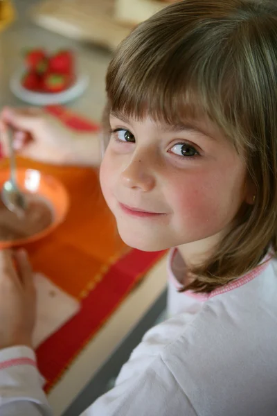 Kleines Mädchen frühstückt — Stockfoto