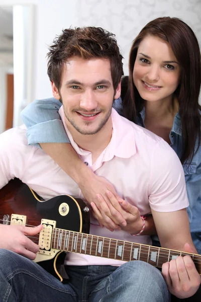 Paar saß mit E-Gitarre auf der Couch — Stockfoto