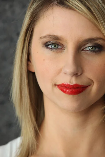 Hoofd-shot van blonde vrouw dragen rode lippenstift — Stockfoto