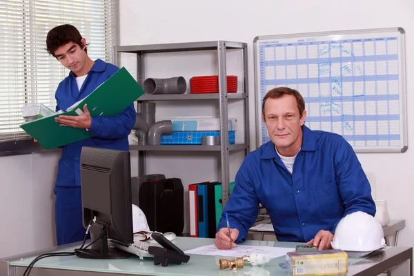 Apprentice and trainer in workshop — Stock Photo, Image