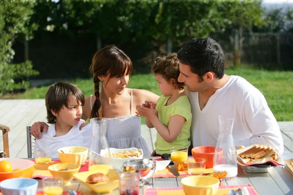 Família tomando brunch fora em um dia ensolarado — Fotografia de Stock