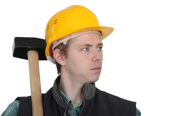 Junger Handwerker stand mit Vorschlaghammer — Stockfoto