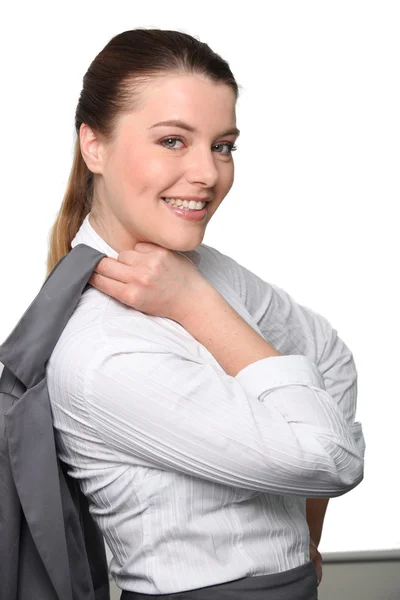 夹套在肩膀上的年轻女商人 — 图库照片