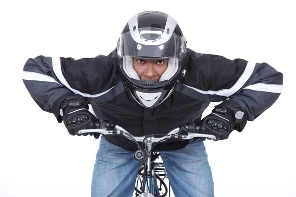 Motorradfahrer auf Schubkarre — Stockfoto