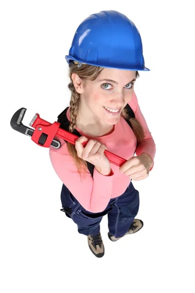 Счастливая работница держит гаечный ключ — стоковое фото