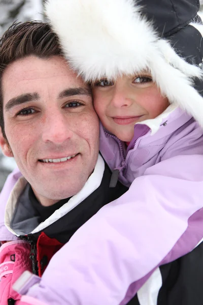 Fiatal lány apja, egy téli napon — Stock Fotó
