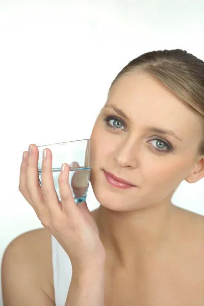 Ung kvinna frisk med glas vatten — Stockfoto