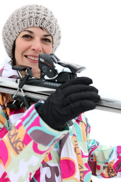 Frau trägt ihre Skier — Stockfoto