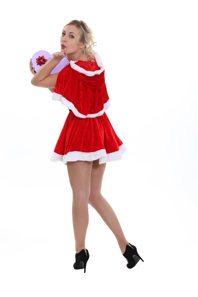 Cheeky Miss Santa mirando por encima de sus hombros — Foto de Stock
