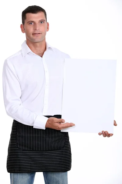 Чоловік представляє білу панель — стокове фото