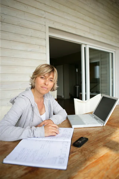 Mulher usando um laptop em casa — Fotografia de Stock