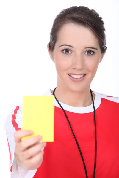 Árbitro feminino segurando cartão amarelo — Fotografia de Stock