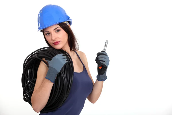 Electricista femenina con bobina de alambre Fotos de stock libres de derechos