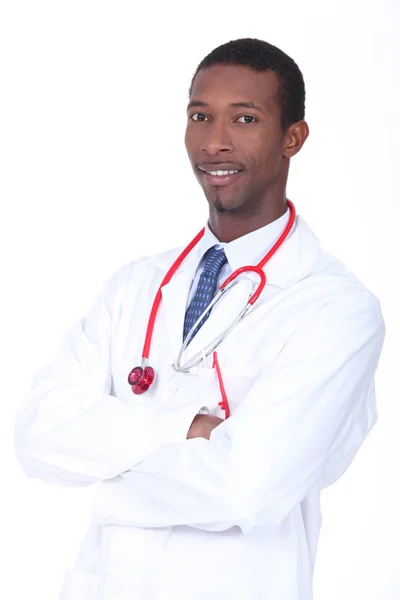 Студийный снимок врача в белом халате — стоковое фото