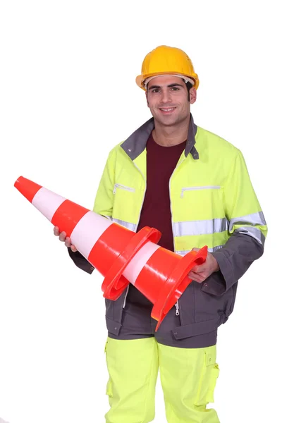 Trabalhador rodoviário com cones de trânsito — Fotografia de Stock