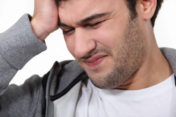Άνθρωπος υποφέρει από ένα throbbing πονοκέφαλος — Φωτογραφία Αρχείου