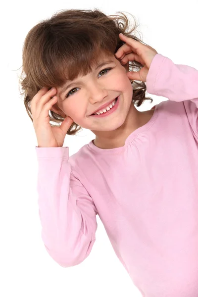 Счастливая маленькая девочка в студии — стоковое фото