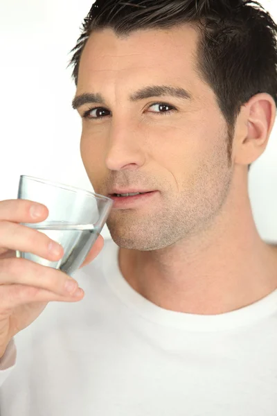 Чоловік п'є склянку води — стокове фото