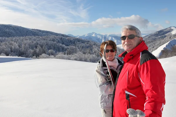 Пара катається на лижах за кордоном — стокове фото