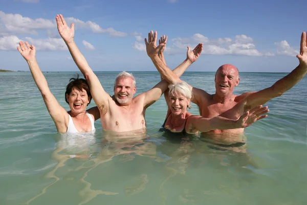 退職者は海で泳ぐ — ストック写真