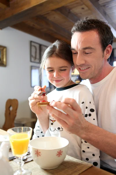 Ojciec i córka na śniadanie — Zdjęcie stockowe