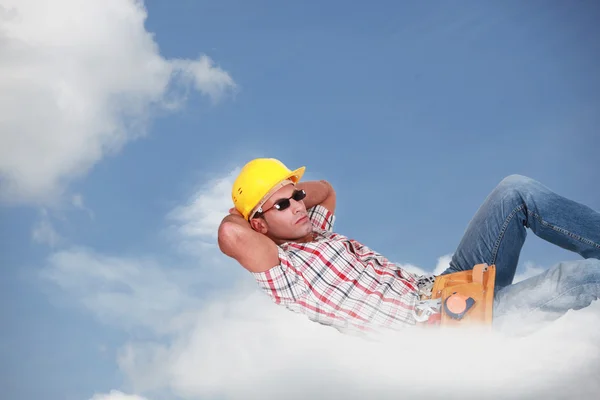 Bir bulutun üzerinde rahat işçi koydu — Stok fotoğraf