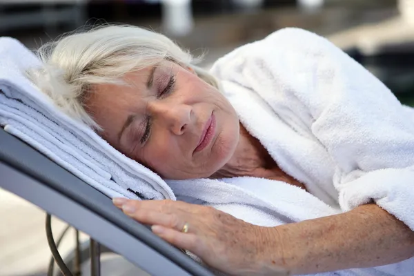 Elderly woman sleeping — Stock Photo, Image