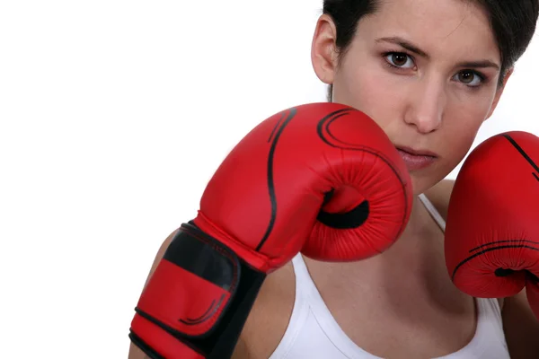 Donna che indossa guanti da boxe — Foto Stock