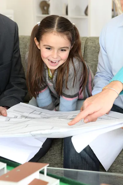 Architect showing designs to young family — Stock Photo, Image