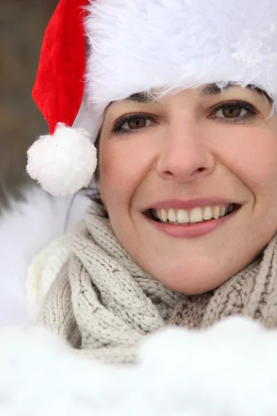 산타 모자에 있는 여자 — 스톡 사진