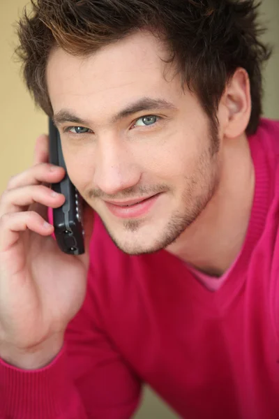 Casual homem chamando um amigo de casa — Fotografia de Stock