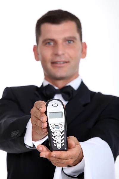 Waitor telefoon geven — Stockfoto