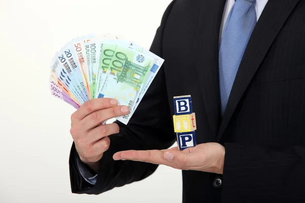 Hombre de negocios exitoso sosteniendo dinero — Foto de Stock