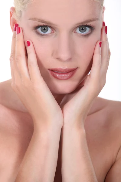 Porträt der attraktiven Blondine mit den Händen vor dem Gesicht — Stockfoto