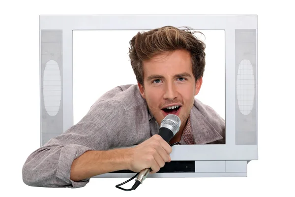 Férfi énekel benne televízió — Stock Fotó