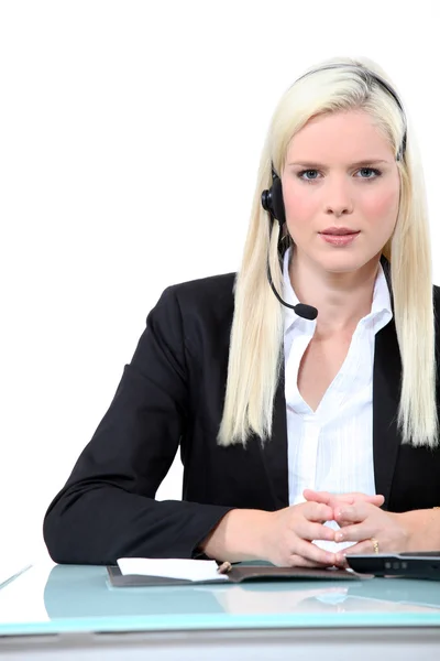 Blond kvinna som bär en telefon headset — Stockfoto
