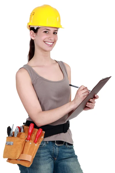 Женщина-геодезист с клипбордом и ручкой — стоковое фото