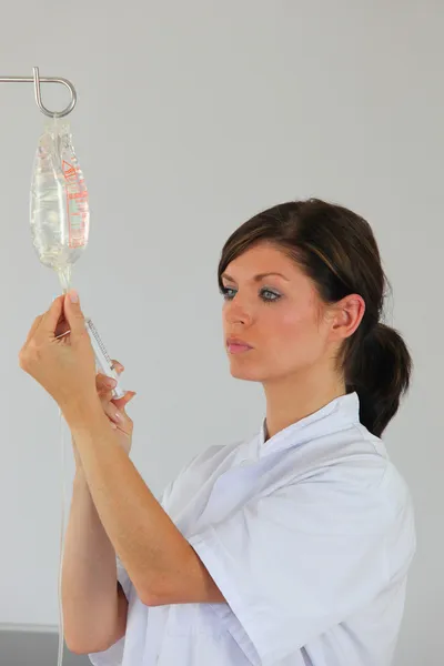 Enfermeira injetando um produto — Fotografia de Stock
