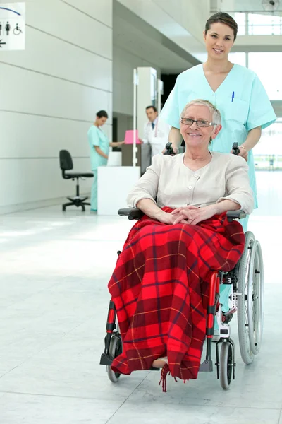 Инвалидная женщина в больнице — стоковое фото