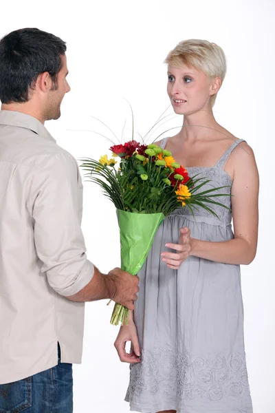 Homme donnant des fleurs femme — Photo