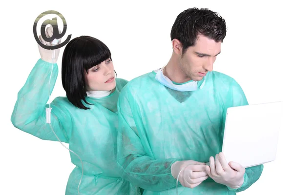 Hospital workers sending an e mail — Stock Photo, Image