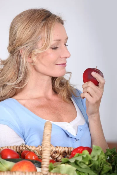 Wife looking at plum. — Stock Photo, Image