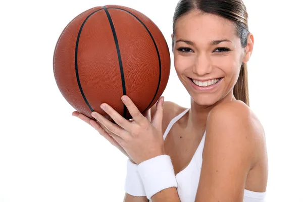 Bruneta drží basketbal — Stock fotografie