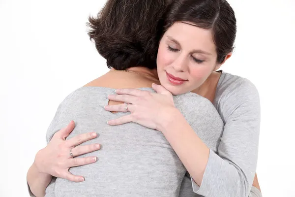 İki kadın sarılıyor. — Stok fotoğraf