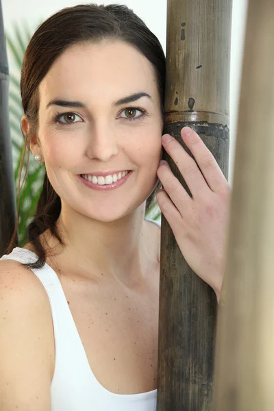 Portret van vrouw met bamboe — Stockfoto
