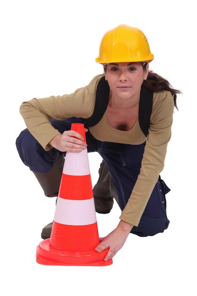 Trabajador colocando un pilón de tráfico — Foto de Stock