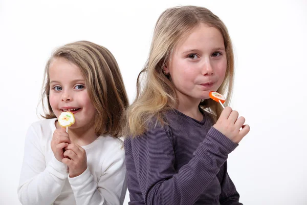 Små flickor äta godis — Stockfoto
