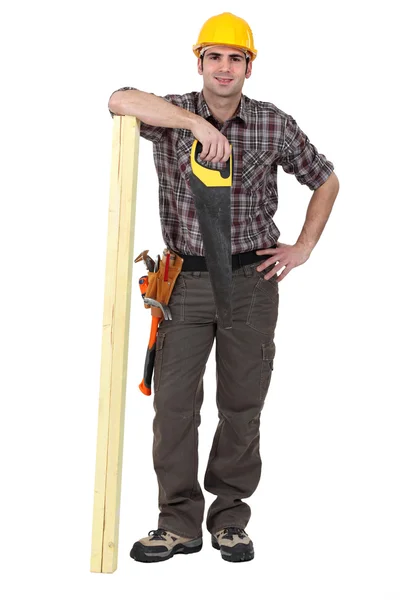 Handwerker posiert mit Werkzeug und Baumaterial — Stockfoto