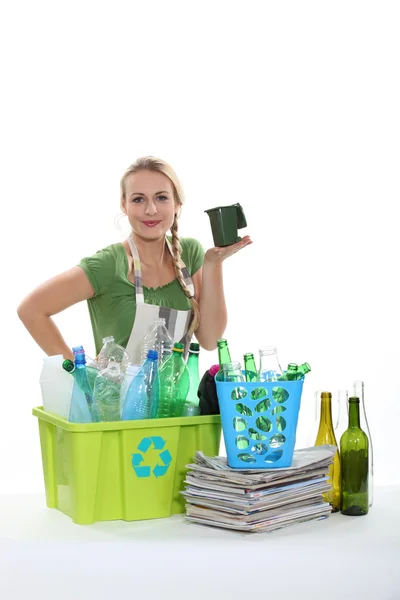 女性、リサイクルによる並べ替え — ストック写真