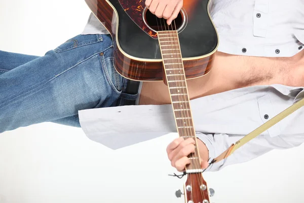 Jeune homme jouant de la guitare — Photo